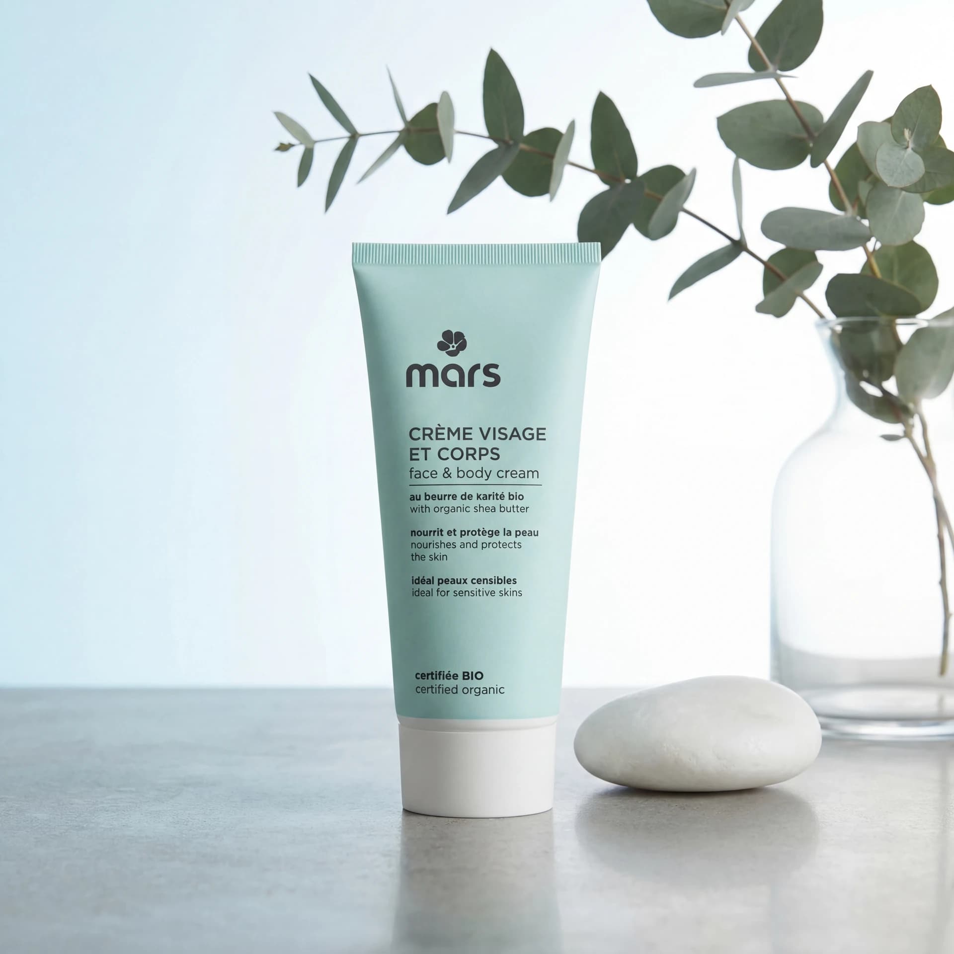 Photo produit cosmétique générée par IA - crème visage avec éclairage studio professionnel